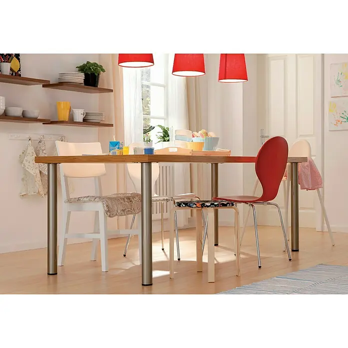 Element System Möbelfuß - Ø x H: 6 x 40 cm, Traglast: 75 kg, Stahl, Weiß/Aluminium - Esszimmer mit Holztisch, roten Lampen und verschiedenen Stühlen, darunter ein roter Designstuhl und ein weißer Holzstuhl.