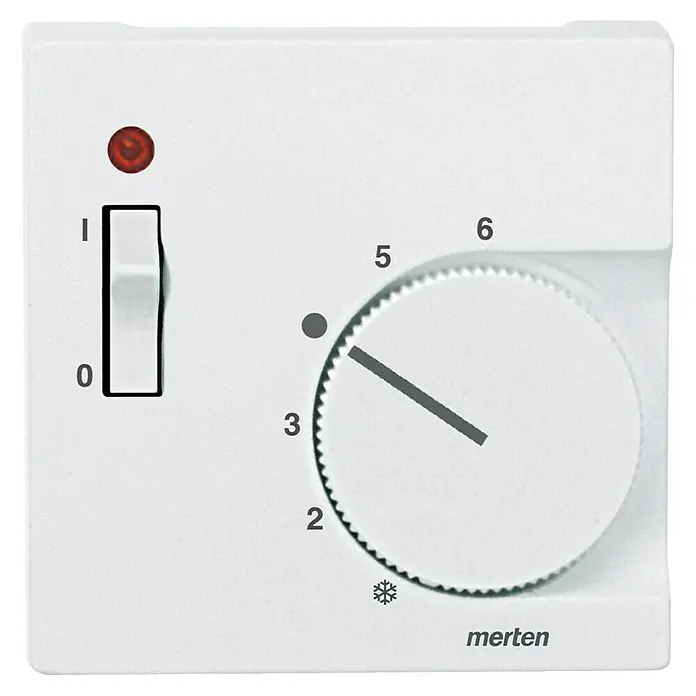 Merten System M Thermostat-Abdeckung 536119 - Polarweiß matt, Kunststoff - Nahaufnahme eines Merten Raumthermostats mit roter LED, Schalter und Drehknopf auf einer weißen Oberfläche.