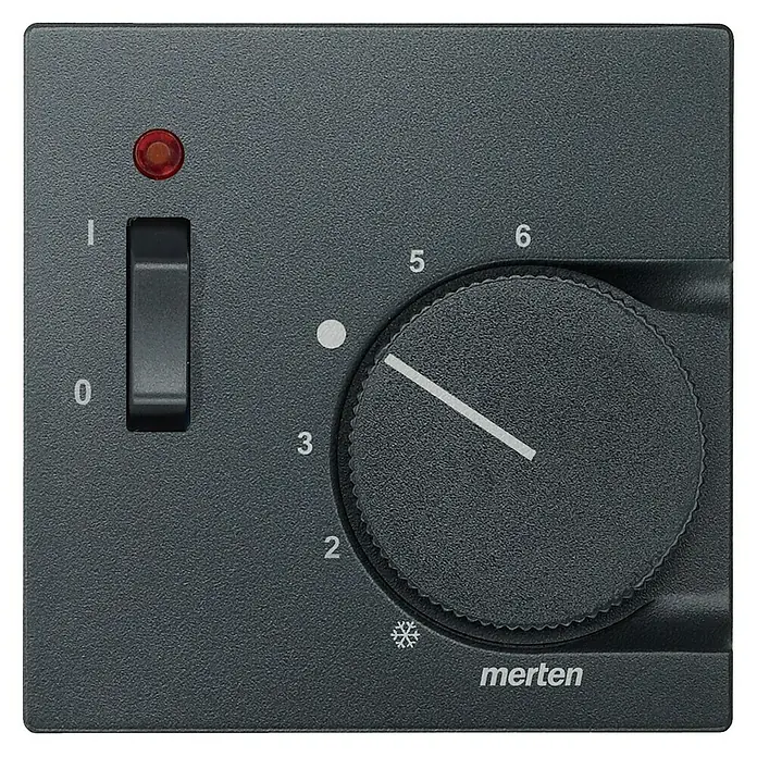 Merten System M Thermostat-Abdeckung 536114 - Anthrazit matt, Kunststoff - Nahaufnahme eines schwarzen Merten Raumtemperaturreglers mit einem Drehknopf und einem Schalter.