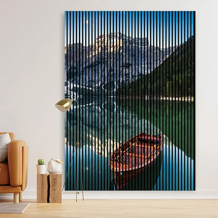 Profiles and more Akustikpaneel Dolomiten - 2.400 x 1.693 x 19 mm - Ein Wandbild mit einem Bergsee und einem Boot, unterteilt durch vertikale Linien, schafft einen modernen und dynamischen visuellen Effekt.
