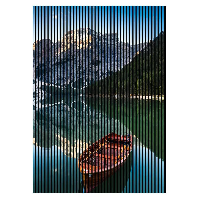 Profiles and more Akustikpaneel Dolomiten - 2.400 x 1.693 x 19 mm - Blick auf ein ruhiges Gewässer mit einem Holzboot vor der Kulisse eines majestätischen Berges, überlagert von vertikalen, schwarzen Linien.