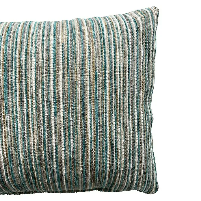 Cojín Munir - 50 x 30 cm, Textil, Verde, Rectangular - Primer plano de un cojín a rayas en azul, gris y blanco, que muestra una superficie texturizada y una textura suave y acogedora.