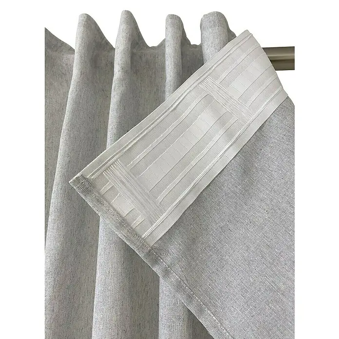 Cortina plisada Casan - An x Al: 200 x 280 cm, Perla, Textil - Primer plano de una cortina de color gris claro con un borde decorativo blanco, que añade un toque de elegancia y estilo a cualquier habitación.