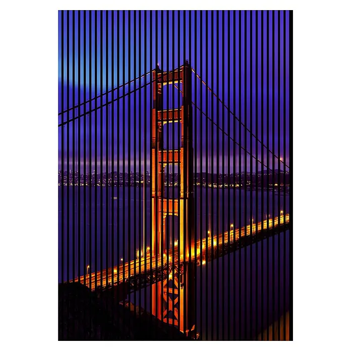 Profiles and more Akustikpaneel Golden Gate - 2.400 x 1.693 x 19 mm - Golden Gate Bridge bei Nacht mit vertikalen Streifen.