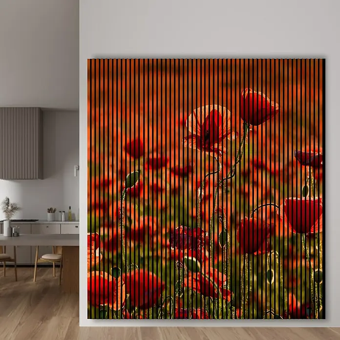 Profiles and more Akustikpaneel Mohn - 2.400 x 2.253 x 19 mm - Wandbild mit Mohnblumenmotiv und vertikalen schwarzen Streifen, moderne Dekoration für Wohnräume.