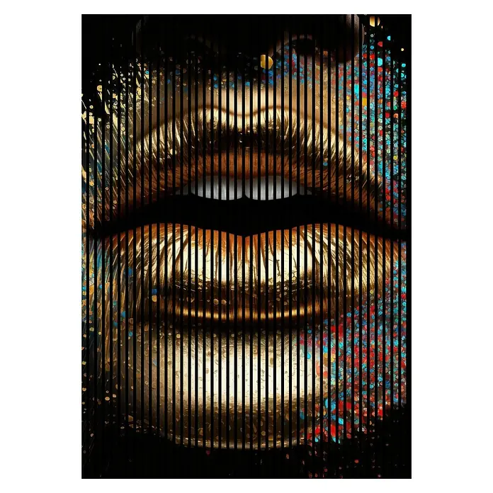 Profiles and more Akustikpaneel Goldene Lippen - 2.400 x 1.693 x 19 mm - Nahaufnahme einer goldenen Lippe mit schwarzen vertikalen Linien und bunten Farbspritzern, die ein einzigartiges, modernes Kunstwerk erzeugt.