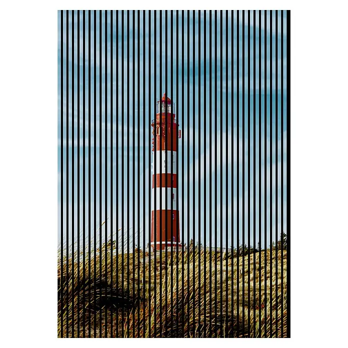 Profiles and more Akustikpaneel Leuchtturm - 2.400 x 1.693 x 19 mm - Rot-weiß gestreifter Leuchtturm hinter Gräsern, durch vertikale Linien verfremdet. Stimmungsvolle Darstellung mit interessanten visuellen Effekten.