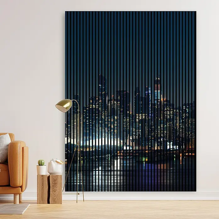 Profiles and more Akustikpaneel Manhatten - 2.400 x 1.693 x 19 mm - Wandbild mit einem faszinierenden nächtlichen Stadtbild hinter dunklen, vertikalen Linien. Modernes Dekor für ein stilvolles Zuhause.