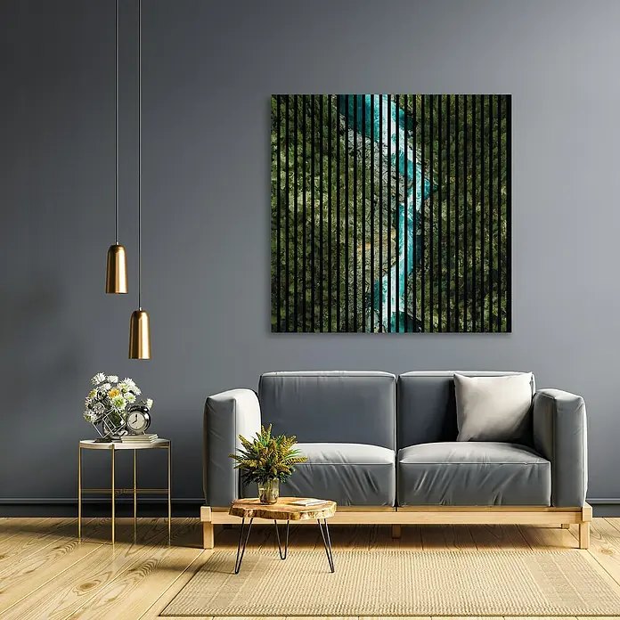 Profiles and more Akustikpaneel Canyon - 1.195 x 1.133 x 19 mm - Das Wohnzimmer wird durch ein modernes Kunstwerk über dem grauen Sofa und zwei eleganten Goldleuchten hervorgehoben.