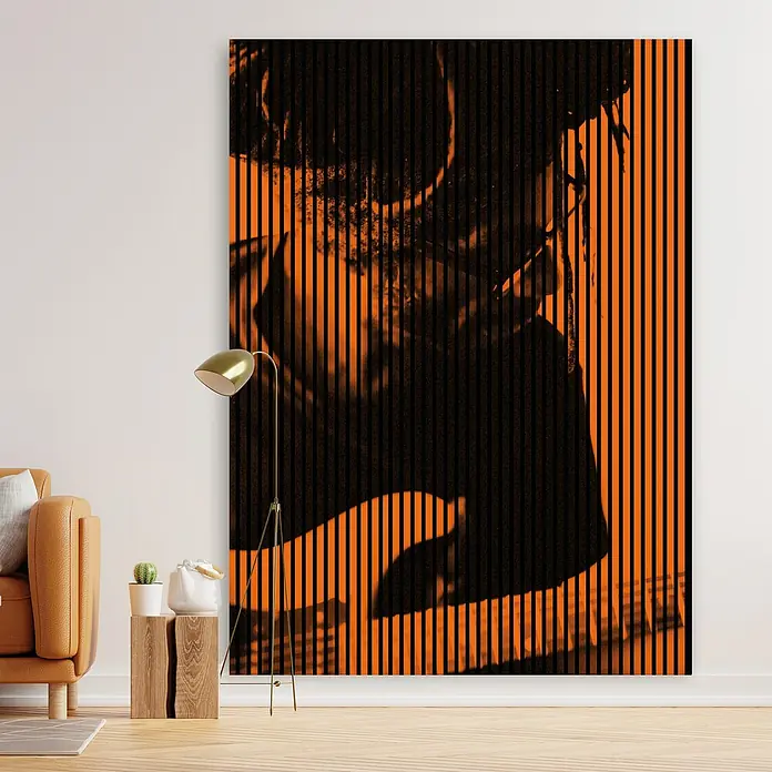 Profiles and more Akustikpaneel Gitarrist - 2.400 x 1.693 x 19 mm - Großformatige, orangefarbene Kunst mit einem vertikal gestreiften Porträt an der Wand. Ein Hingucker für moderne Wohnräume.