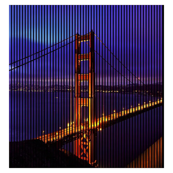 Profiles and more Akustikpaneel Golden Gate - 2.400 x 2.253 x 19 mm - Verfremdete Ansicht der Golden Gate Bridge bei Nacht, unterbrochen von vertikalen schwarzen Linien, die dem Bild eine einzigartige Struktur verleihen.