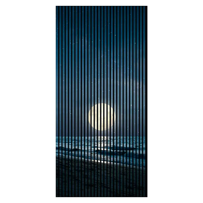 Profiles and more Akustikpaneel Sterne Mond - 2.400 x 1.133 x 19 mm - Vertikale Streifen überlagern eine nächtliche Szene mit Mond, Sternen, Meer und Strand und erzeugen einen faszinierenden visuellen Effekt.