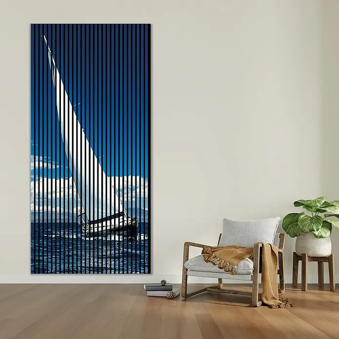 Profiles and more Akustikpaneel Segeln - 2.400 x 1.133 x 19 mm - Ein modernes Wandbild mit einem Segelbootmotiv, das durch vertikale Streifen eine einzigartige optische Illusion erzeugt. Perfekt für ein stilvolles Zuhause.