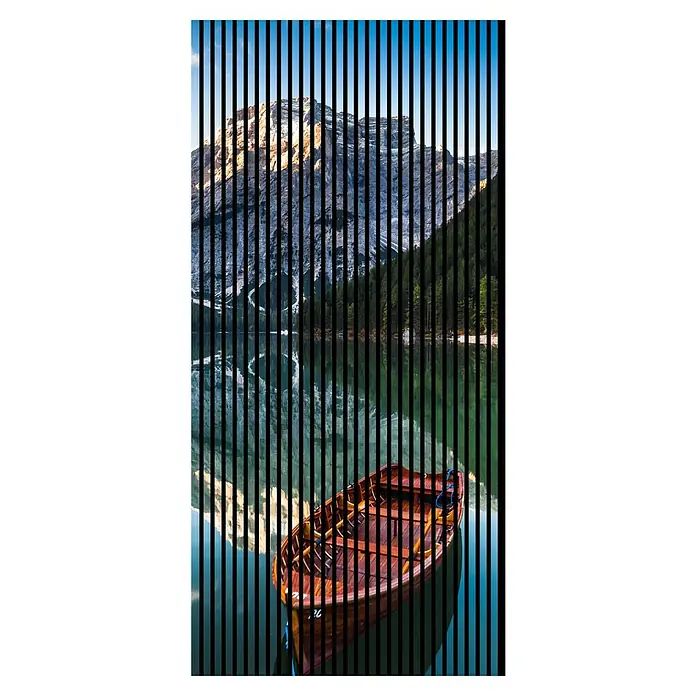 Profiles and more Akustikpaneel Dolomiten - 2.400 x 1.133 x 19 mm - Holzboot auf ruhigem Bergsee, umrahmt von beeindruckender Bergkulisse. Schwarze vertikale Streifen erzeugen einen interessanten visuellen Effekt.