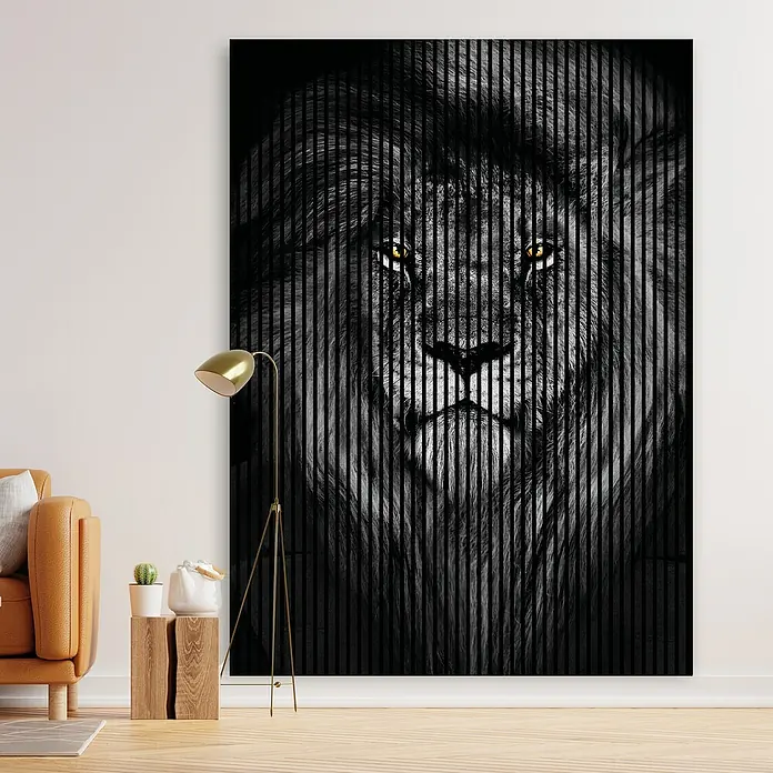 Profiles and more Akustikpaneel Löwe - 2.400 x 1.693 x 19 mm - Schwarz-weißes Leinwandbild eines Löwen mit markanten goldenen Augen, ein stilvolles Deko-Element für moderne Wohnräume.