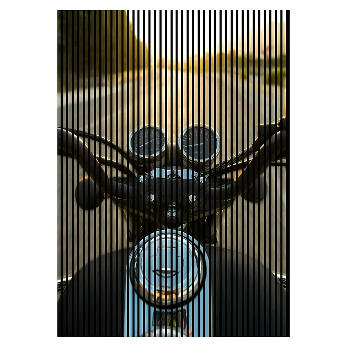 Profiles and more Akustikpaneel Motorrad - 2.400 x 1.693 x 19 mm - Detailaufnahme des Lenkers und Tachos eines Motorrads, verdeckt durch vertikale Linien, mit verschwommenem Hintergrund, der die Fahrt andeutet.