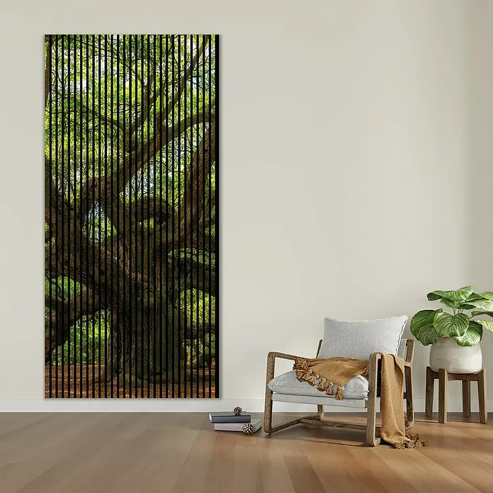Profiles and more Akustikpaneel Baum - 2.400 x 1.133 x 19 mm - Das vertikale Waldkunstwerk ist ein stilvolles Dekorationsstück, das mit einem einzigartigen Baumdesign jedem Raum eine besondere Note verleiht.