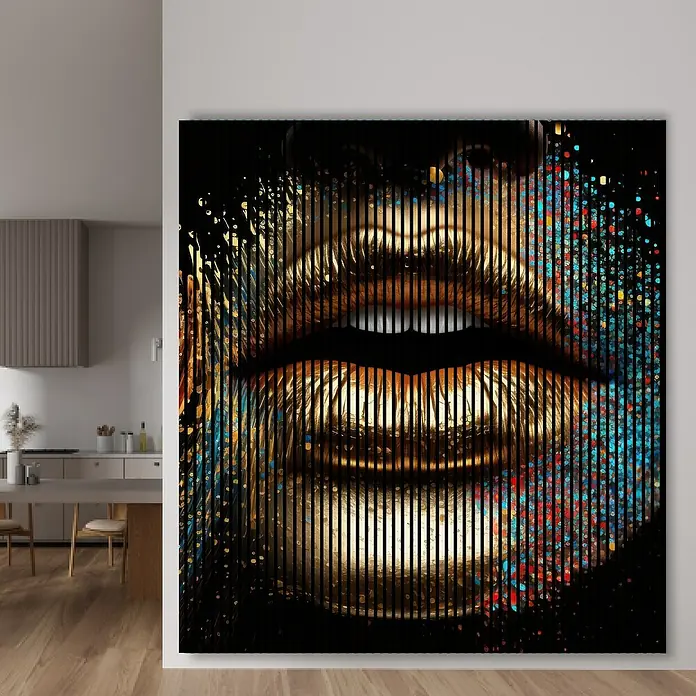Profiles and more Akustikpaneel Goldene Lippen - 2.400 x 2.253 x 19 mm - Detailaufnahme eines beeindruckenden Wandbildes, das kunstvoll eine Frau mit goldenen Lippen und farbenfrohen Akzenten darstellt.