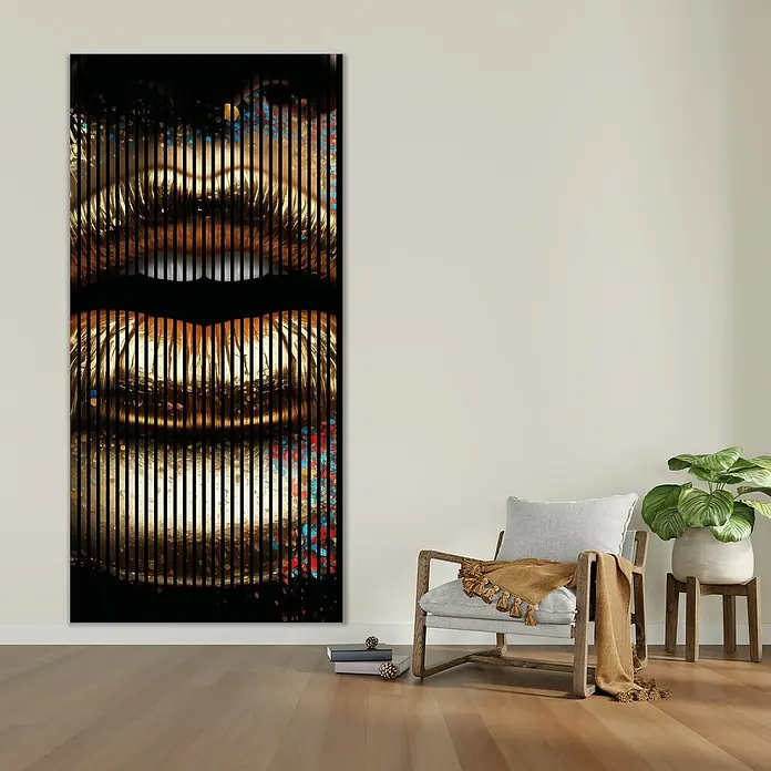 Profiles and more Akustikpaneel Goldene Lippen - 2.400 x 1.133 x 19 mm - Ein modernes Kunstwerk mit vertikalen Linien, das ein abstraktes Gesicht zeigt, umgeben von einer gemütlichen Leseecke mit Stuhl und Pflanze.