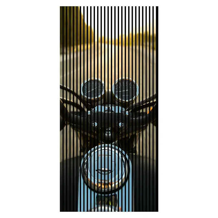 Profiles and more Akustikpaneel Motorrad - 2.400 x 1.133 x 19 mm - Blick auf den Lenker eines Motorrads mit Tachometern und Tankdeckel, eingefangen mit einem Streifenmuster für einen einzigartigen Effekt.