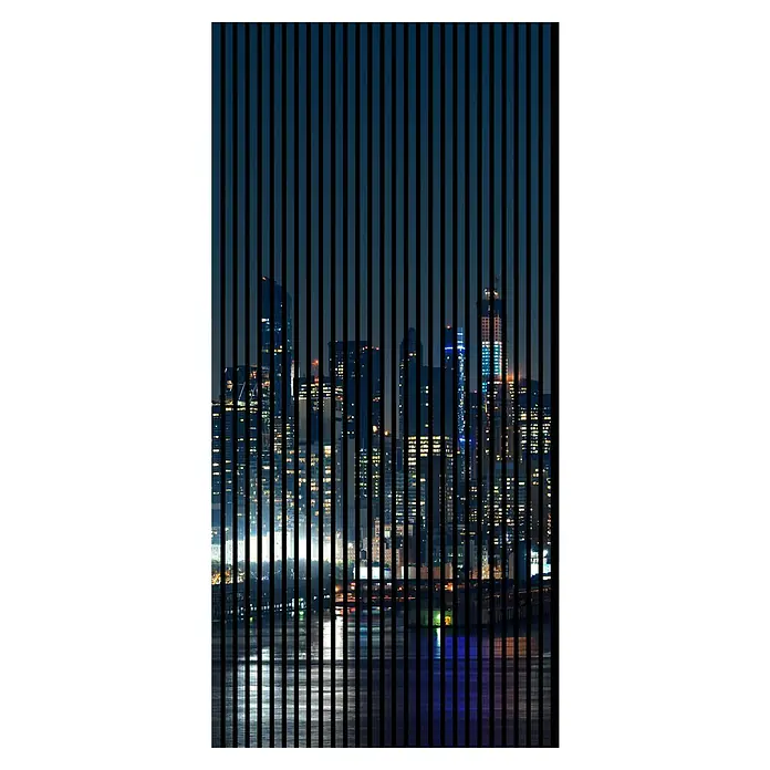 Profiles and more Akustikpaneel Manhatten - 2.400 x 1.133 x 19 mm - Skyline bei Nacht hinter dunklen vertikalen Linien. Die leuchtenden Fenster der Gebäude spiegeln sich im dunklen Wasser.