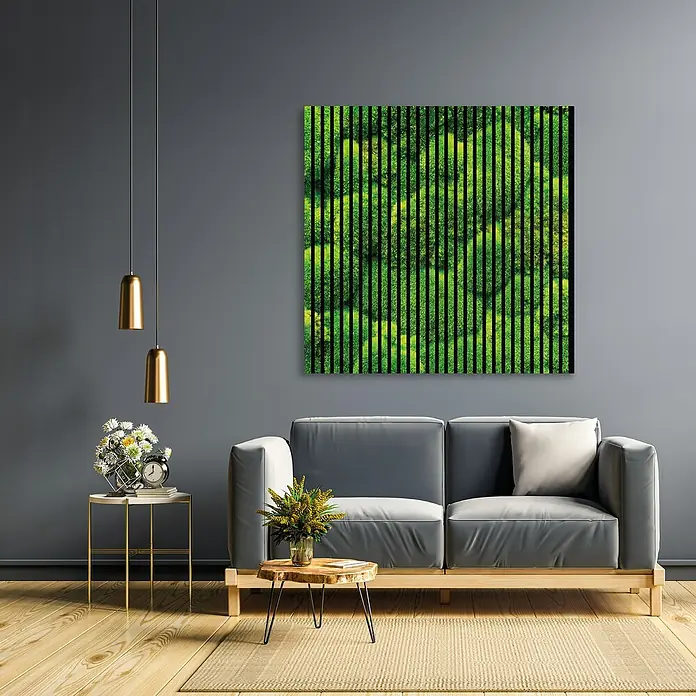 Profiles and more Akustikpaneel Moos - 1.195 x 1.133 x 19 mm - Ein modernes Wohnzimmer mit einem grauen Sofa, einem Beistelltisch und einem auffälligen abstrakten grünen Wandbild, das den Raum stilvoll akzentuiert.