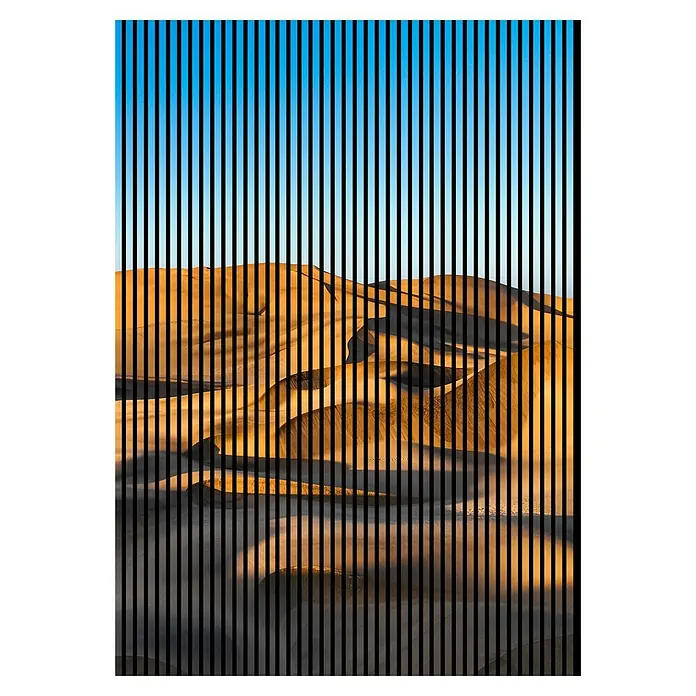 Profiles and more Akustikpaneel Dünen - 2.400 x 1.693 x 19 mm - Abstraktes Wüstenbild mit vertikalen Linien. Die Linien akzentuieren die Sanddünen und den blauen Himmel und sorgen für einen modernen Effekt.