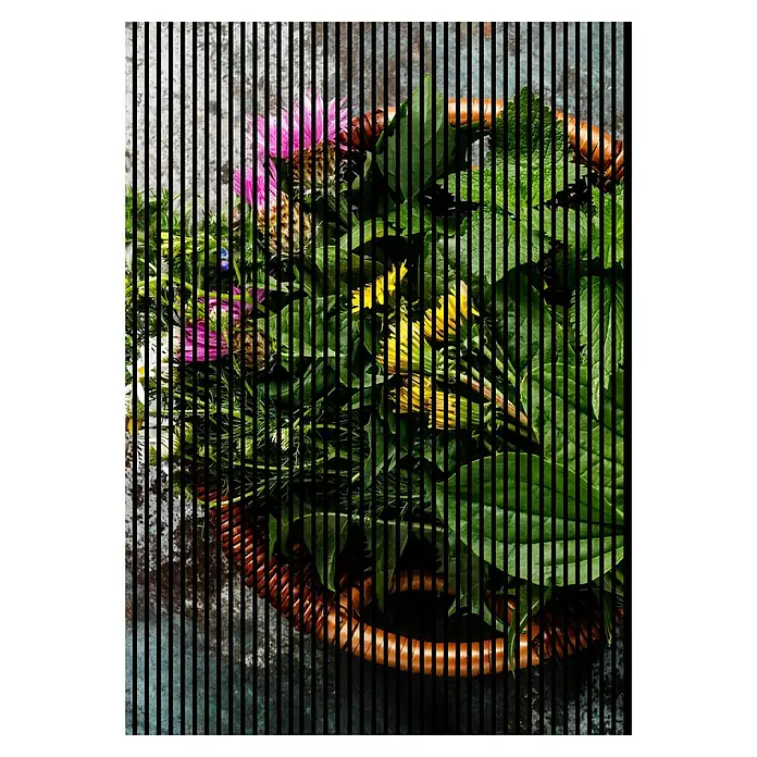 Profiles and more Akustikpaneel Blumen - 2.400 x 1.693 x 19 mm - Korb mit bunten Sommerblumen, darunter Disteln und Löwenzahn, durchzogen von vertikalen schwarzen Streifen für einen modernen Effekt.