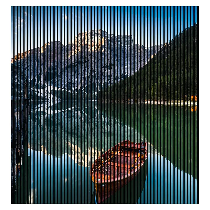 Profiles and more Akustikpaneel Dolomiten - 2.400 x 2.253 x 19 mm - Bergsee-Szene mit einem hölzernen Ruderboot, eingebettet zwischen markanten Bergen und ruhigem Wasser, mit schwarzen vertikalen Linien überlagert.
