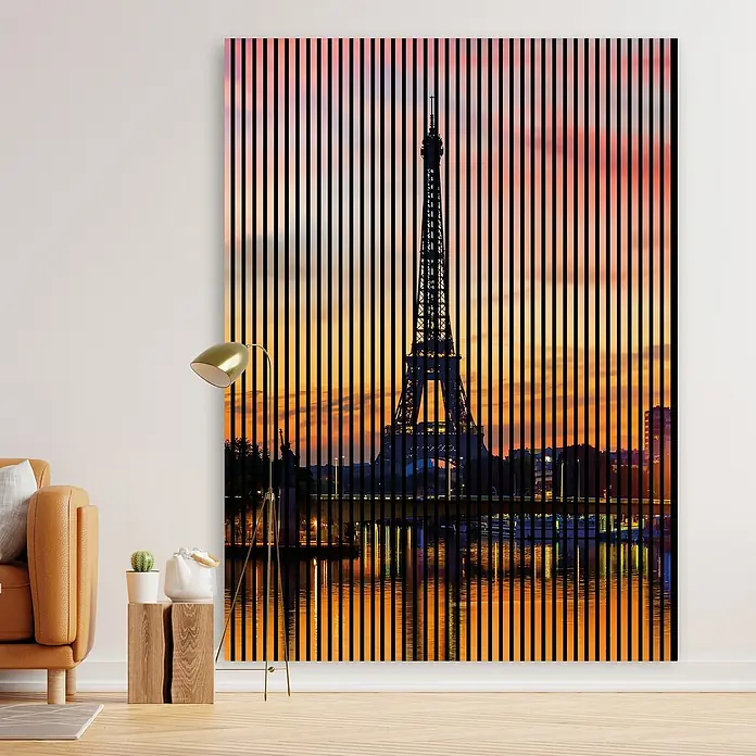 Profiles and more Akustikpaneel Paris - 2.400 x 1.693 x 19 mm - Das Leinwandbild zeigt den Eiffelturm bei Sonnenuntergang, unterbrochen von schwarzen Streifen, und verleiht jedem Raum einen modernen Touch.