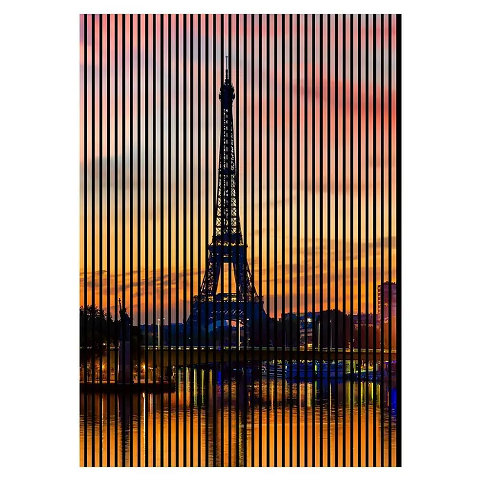 Profiles and more Akustikpaneel Paris - 2.400 x 1.693 x 19 mm - Paris-Motiv mit vertikalen Streifen. Die dunklen Balken überlagern ein Panorama mit dem Eiffelturm bei Sonnenuntergang über der Seine.