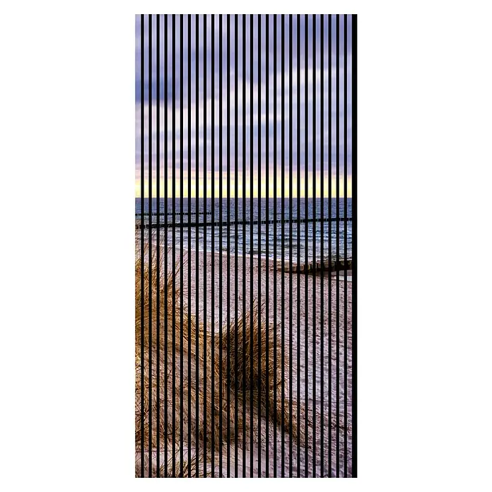 Profiles and more Akustikpaneel Ostsee - 2.400 x 1.133 x 19 mm - Vertikale Streifen verdecken eine ruhige Strandszene mit Düne, Meer und Himmelsdämmerung. Ein einzigartiger Blickfang für moderne Wandkunst.