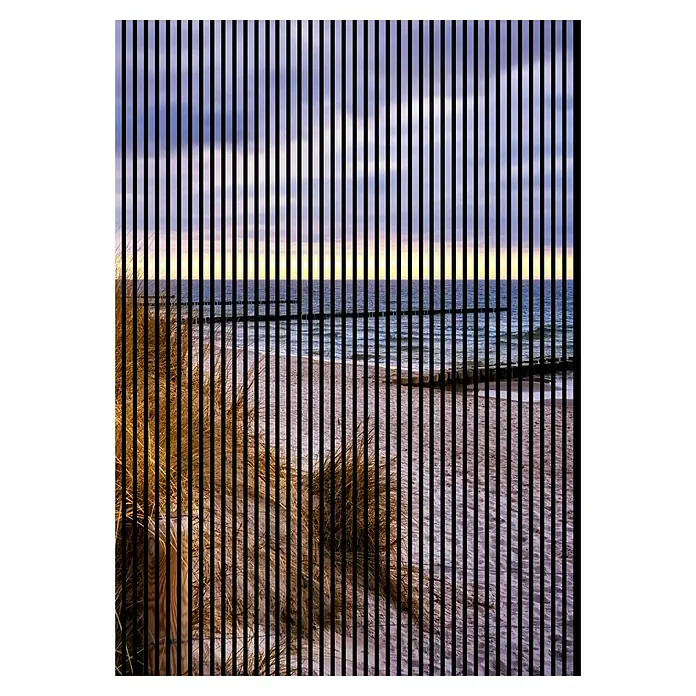 Profiles and more Akustikpaneel Ostsee - 2.400 x 1.693 x 19 mm - Strandlandschaft im Raster-Design, die das malerische Zusammenspiel von Düne, Meer und Himmel durch vertikale Linien unterstreicht.