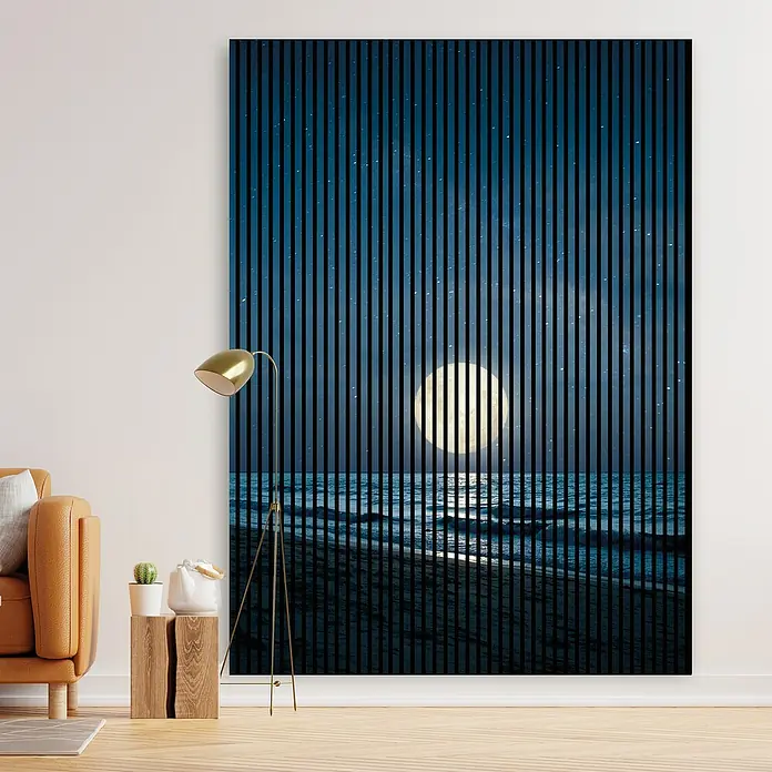 Profiles and more Akustikpaneel Sterne Mond - 2.400 x 1.693 x 19 mm - Ein Wandbild mit vertikalen Streifen zeigt eine Mondnachtszene am Strand, perfekt für ein modernes Wohnzimmer.