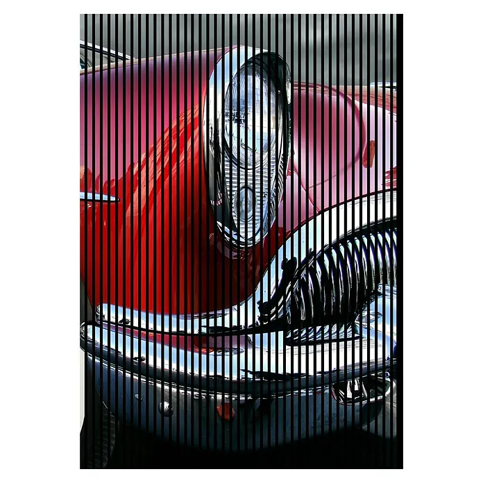 Profiles and more Akustikpaneel Oldtimer - 2.400 x 1.693 x 19 mm - Nahaufnahme eines roten Oldtimers mit Chromdetails und einem vertikalen Streifenmuster, das dem Bild eine abstrakte Note verleiht.