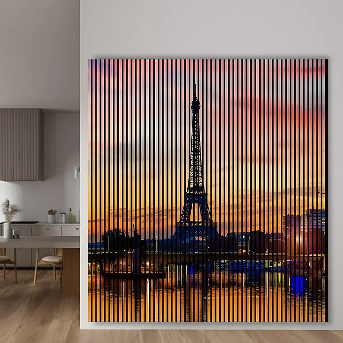 Profiles and more Akustikpaneel Paris - 2.400 x 2.253 x 19 mm - Das Bild zeigt ein modernes Kunstwerk mit dem Eiffelturm in Paris, stilisiert durch vertikale Streifen vor einem farbenprächtigen Abendhimmel.
