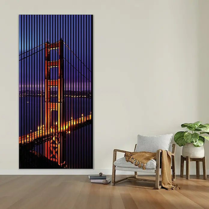 Profiles and more Akustikpaneel Golden Gate - 2.400 x 1.133 x 19 mm - Ein vertikales Wandbild zeigt die Golden Gate Bridge bei Nacht, hervorgehoben durch markante vertikale Streifen für einen einzigartigen Look.