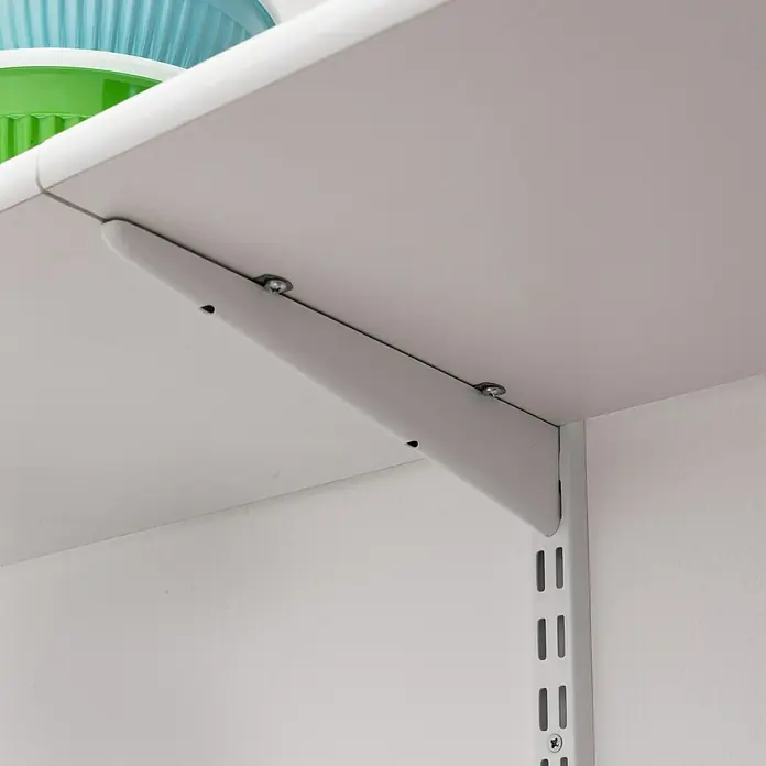 Element System Classic Wandschiene EL 32Länge: 206 cm, Weiß, Passend für: Träger mit Raster 32 mm, Zweilochsystem - Nahaufnahme eines Regals mit weißer Halterung und Lochschiene, ideal zur individuellen Gestaltung von Stauraum im Wohnbereich.
