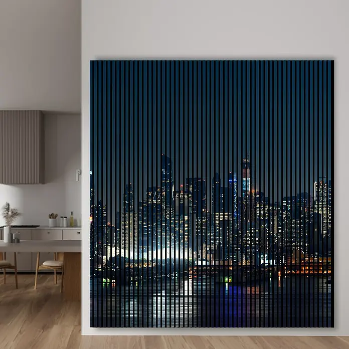 Profiles and more Akustikpaneel Manhatten - 2.400 x 2.253 x 19 mm - Das Wandbild zeigt eine nächtliche Skyline, unterbrochen von vertikalen Streifen, die einen modernen und urbanen Look erzeugen. Perfekt für stilvolle Räume.
