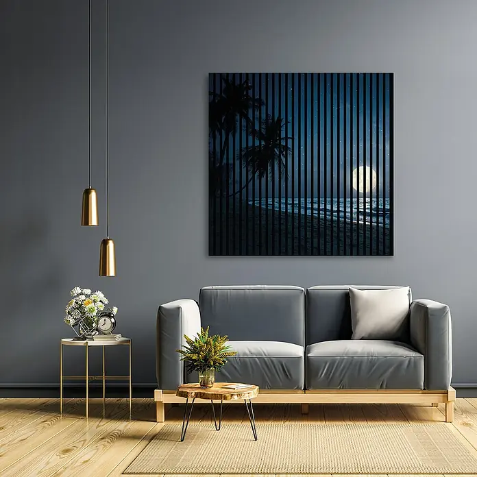 Profiles and more Akustikpaneel Sterne Mond - 1.195 x 1.133 x 19 mm - Ein modernes Wohnzimmer mit einem grauen Sofa und einem Wandbild, das eine Mondnacht am Strand darstellt. Elegante Goldleuchten hängen von der Decke.