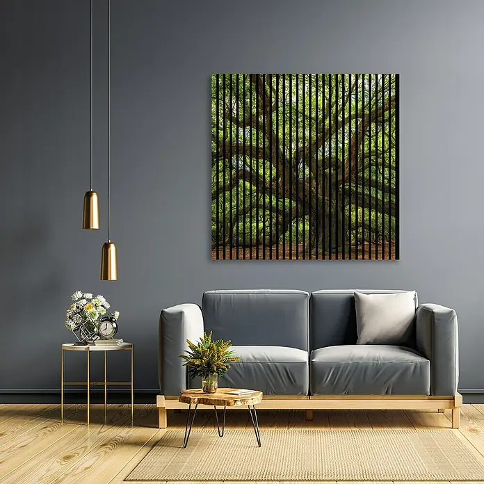 Profiles and more Akustikpaneel Baum - 1.195 x 1.133 x 19 mm - Ein modernes Wohnzimmer mit einem grauen Sofa und einem einzigartigen gerahmten Wandbild eines Baumes mit vertikalen Streifen.