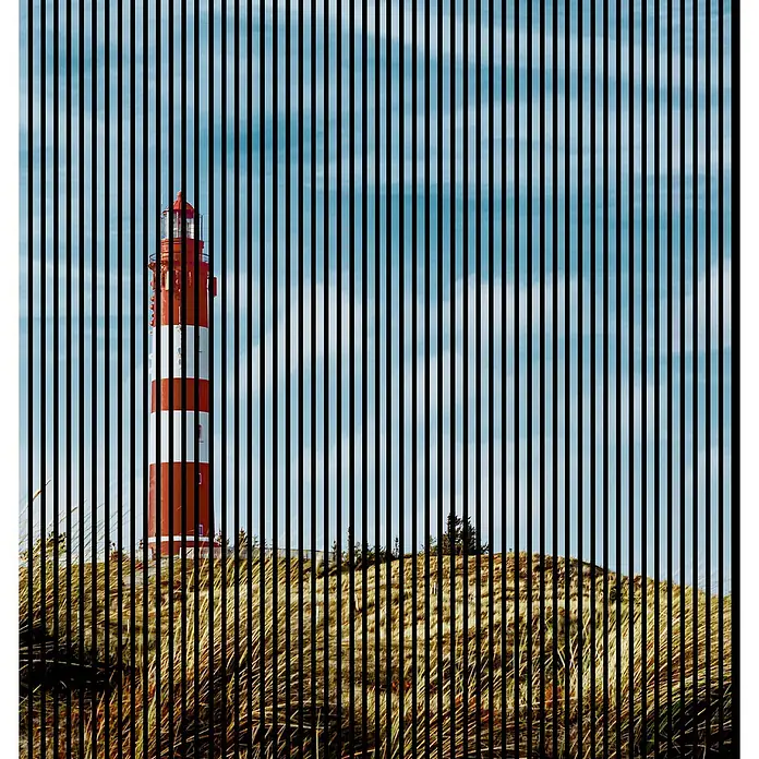 Profiles and more Akustikpaneel Leuchtturm - 2.400 x 2.253 x 19 mm - Ein rot-weiß gestreifter Leuchtturm auf einer Düne, teilweise durch schwarze vertikale Linien verdeckt, vor blauem Himmel.
