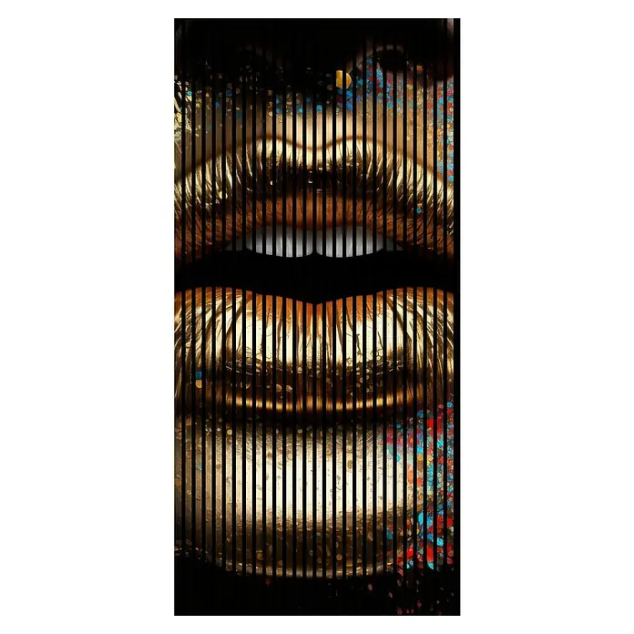 Profiles and more Akustikpaneel Goldene Lippen - 2.400 x 1.133 x 19 mm - Nahaufnahme von goldenem Lippen-Dekor, durchzogen von schwarzen Linien, das ein faszinierendes, modernes Kunstwerk ergibt.