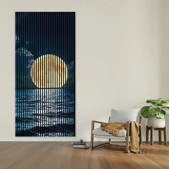 Profiles and more Akustikpaneel Meer Mond - 2.400 x 1.133 x 19 mm - Einzigartiges Wandbild mit vertikalen Streifen, das eine Vollmondszene über dem Meer zeigt, verleiht jedem Raum eine moderne und ruhige Atmosphäre.