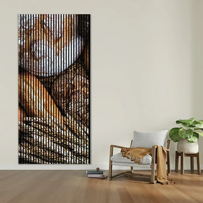 Profiles and more Akustikpaneel Brot - 2.400 x 1.133 x 19 mm - Ein modernes Wohnzimmer zeigt ein großes vertikales Leinwandbild mit vertikalen Streifen neben einem Sessel.