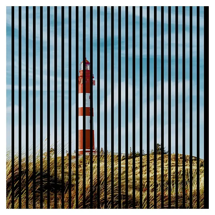 Profiles and more Akustikpaneel Leuchtturm - 1.195 x 1.133 x 19 mm - Ein rot-weiß gestreifter Leuchtturm steht auf einer Düne, teilweise von schwarzen vertikalen Streifen verdeckt, vor blauem Himmel.