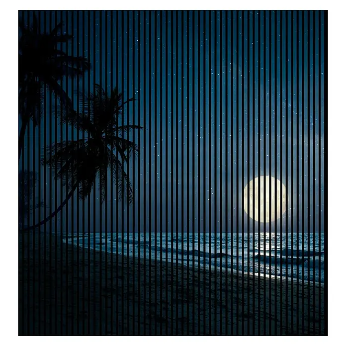 Profiles and more Akustikpaneel Sterne Mond - 2.400 x 2.253 x 19 mm - Mondschein am Strand mit Palmen und Sternen, durchbrochen von vertikalen Linien. Ein ruhiger, nächtlicher Küstenblick.