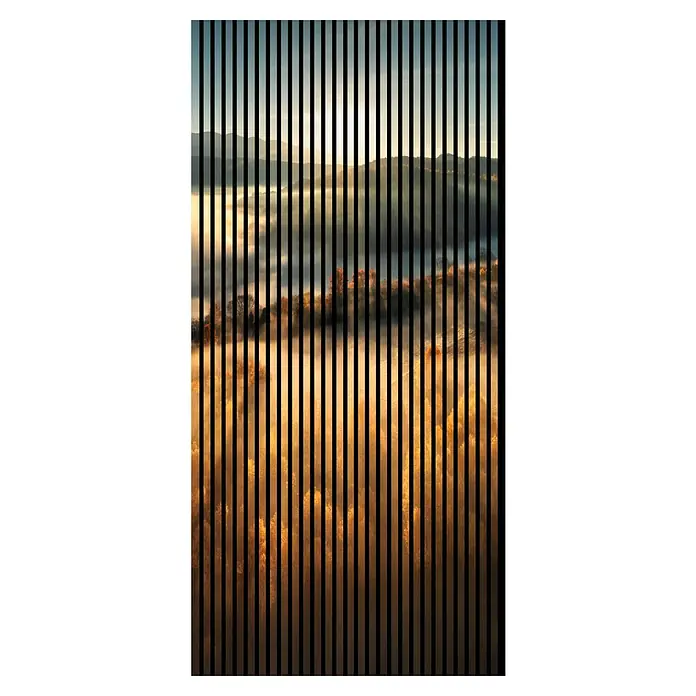 Profiles and more Akustikpaneel Sunrise - 2.400 x 1.133 x 19 mm - Nebelverhangene Landschaft durchzogen von vertikalen schwarzen Linien, die eine interessante visuelle Textur erzeugen.