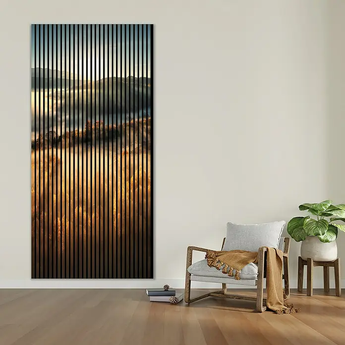 Profiles and more Akustikpaneel Sunrise - 2.400 x 1.133 x 19 mm - Das vertikale Wandbild zeigt eine Landschaft im Nebel hinter schwarzen vertikalen Linien und verleiht dem Raum eine moderne Note.