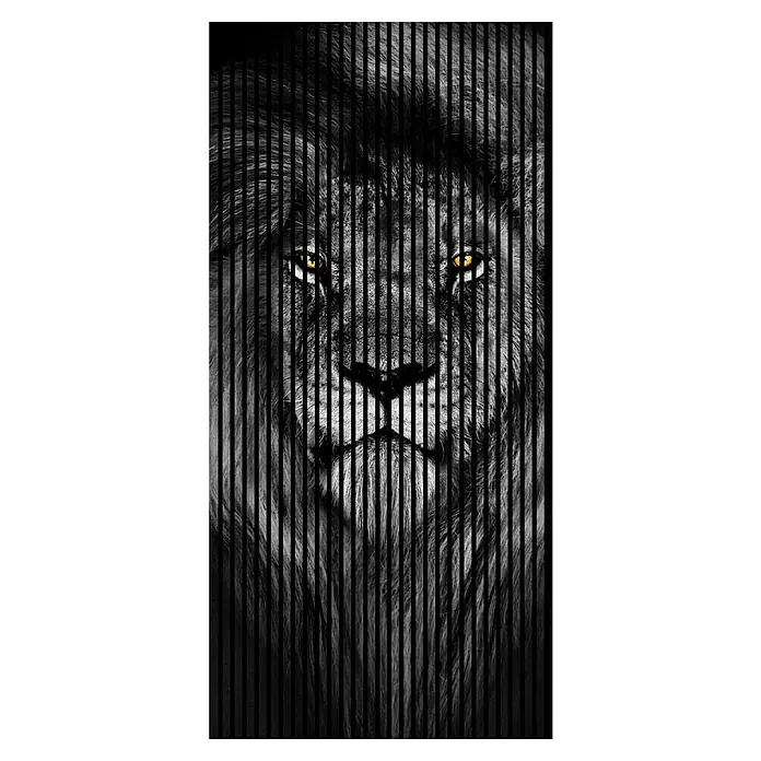 Profiles and more Akustikpaneel Löwe - 2.400 x 1.133 x 19 mm - Künstlerisches Schwarzweiß-Löwenbild mit vertikalen Streifen, die dem Motiv einen modernen und dynamischen Look verleihen.